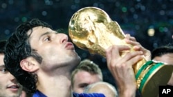 Fabio Grosso de l'Italie embrasse le trophée de la Coupe du monde après leur victoire en finale de la Coupe du Monde entre l'Italie et la France dans le Stade olympique de Berlin, le dimanche 9 Juillet 2006.