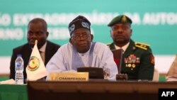 "Il n'est plus temps pour nous d'envoyer des signaux d'alarme, le temps est à l'action", a déclaré Bola Tinubu, le président négerian qui dirige la Cédéao. 