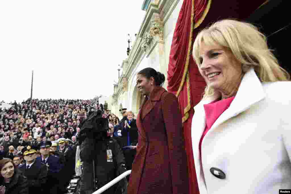 Michelle Obama et Jill Biden sont sur la plateforme, à Washington, le 20 janvier 2017.