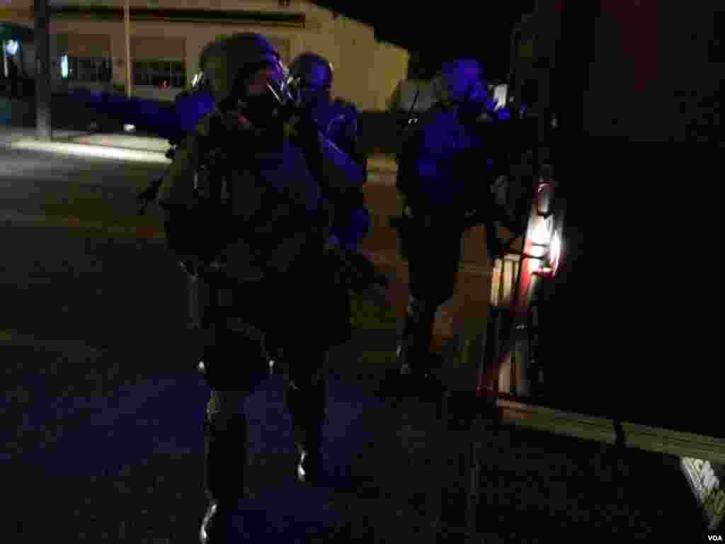 Agitation dans les rues de Ferguson après qu'un grand jury a décidé de ne pas inculper l'agent de police Darren Wilson dans la mort de Michael Brown, Ferguson, Missouri, le 24 novembre 2014. (Kane Farabuagh / VOA)