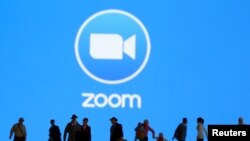 Une illustration avec le logo de Zoom en arrière-plan. (Reuters) 