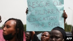 Les parents et les proches des étudiants du Collège fédéral de Kaduna qui ont été enlevés, lors d'une manifestation à Abuja, le 4 mai 2021.
