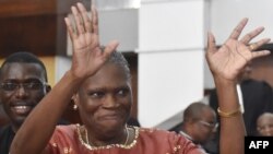L’ancienne première dame de la Côte-d'Ivoire, Simone Gbagbo, salue des partisans à son arrivée au palais de justice d'Abidjan, 9 mai 2016.