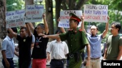 越南警察星期日在河內趕散反對中國主權聲索的示威者