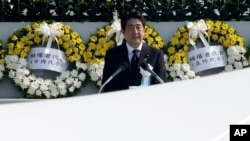 នាយករដ្ឋមន្រ្តី​ជប៉ុន​លោក​ Shinzo Abe ថ្លែង​សុន្ទរកថា នៅ​អំឡុងពេលពិធី​ប្រារព្ធ​ខួប​៧០ឆ្នាំ​នៃ​ការ​ទម្លាក់​គ្រាប់បែក​នៅសួន​សន្តិភាព​ Peace Memorial Park​ នៅ​ថ្ងៃ​ទី០៦ ខែ​សីហា ឆ្នាំ២០១៥។​