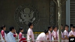 中國學生申請人在美國駐北京大使館前排隊等待簽證面試 (資料圖片)