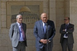 Sameh Shoukrty Waziri wa mambo ya nje wa Misri (kati) wakati wa mkutano na waandishi mjini Ramallah
