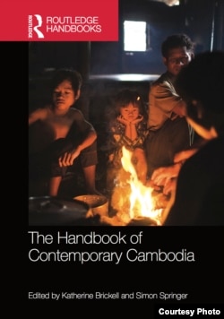 អ្នក​ស្រាវជ្រាវ​ខ្មែរ និង​បរទេស​ជាង​៣០នាក់ បាន​សហការ​គ្នា ដើម្បី​សរសេរ​សៀវភៅ​មួយ​ក្បាល​ដែល​មាន​ចំណង​ជើង​ថា «‍សៀវភាវ​ស្តីពី​បច្ចុប្បន្នភាព​កម្ពុជា» ដែល​នឹង​បោះពុម្ព​ផ្សាយ​នៅ​ចុង​ឆ្នាំ២០១៦​នេះ។ (រូបថត​ផ្តល់​ឲ្យ)