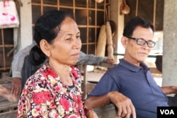 លោក ម៉ី ដារ៉ា អាយុ៦០ឆ្នាំ គឺជាអតីតមេឃុំចន្រ្តីមកពីគណបក្សសង្រ្គោះជាតិ និងភរិយា​របស់​លោក គឺលោកស្រី ចាប តន អាយុ៦១ឆ្នាំ អង្គុយក្រោមផ្ទះរបស់​លោក​ខណៈ ផ្តល់បទសម្ភាសន៍ដល់ VOA។ លោកស្រីបានងើបពីអង្រឹងក្បែរនោះ ហើយនិយាយទៅកាន់​លោក ដារ៉ា ដោយបារម្ភខ្លាចថា មានគេតាមដាន ឬមកហាមឃាត់ ដោយសារលោកនិយាយ​ជាមួយអ្នកយកព័ត៌មានVOA។ (ស៊ុន ណារិន/VOA)