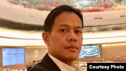 រូបឯកសារ៖ លោក​ ថៃ មករា អ្នករៀបចំ​ធ្វើ​បាតុកម្មនៅ​ទីក្រុង​ហ្ស៊ឺណែវ ប្រទេស​ស្វីស​កាលពី​ថ្ងៃ​ច័ន្ទ ទី១៩ ខែមិនា ឆ្នាំ២០១៨ ​ទាមទារ​ឱ្យ​អង្គការ​សហ​ប្រជាជាតិ​ដោះស្រាយ​វិបត្តិ​នយោបាយ​ក្នុ​ង​ប្រទេស​កម្ពុជា​។ (រូបថត​ផ្តល់​ឲ្យ​ដោយ​លោក ថៃ មករា)