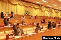 ការបោះឆ្នោតអនុម័តលើសេចក្តីព្រាងច្បាប់ស្តីពីសមាគមនិងអង្គការមិនមែនរដ្ឋាភិបាល ដោយសមាជិកព្រឹទ្ធសភា នៅក្នុងសម័យប្រជុំលើកទី៧ ដែលក្នុងនោះមាន សម្លេង៤៤នៃសមាជិកព្រឹទ្ធសភាទាំងមូល កាលពីថ្ងៃទី២៤ ខែកក្កដា ឆ្នាំ២០១៥។ (រូបថតផ្តល់ដោយ ៖ ព្រឹទ្ធសភា)