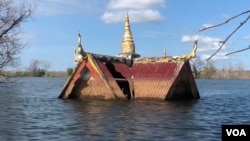 ដំបូល​វត្តអារាម ដែល​ត្រូវបាន​លិចលង់ ដោយសារ​ទឹកទំនប់​វារីអគ្គិសនី​សេសានក្រោម២ ក្នុងខេត្តស្ទឹងត្រែង ថ្ងៃទី២៨ ខែវិច្ឆិកា ឆ្នាំ២០១៨។ (ស៊ុន ណារិន/VOA)