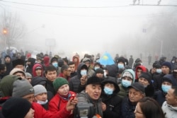 薩克斯坦的抗議者聚集在首都阿拉木圖舉行抗議。 （2022年1月5日）