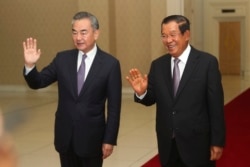 中國外長王毅和柬埔寨首相洪森在金邊舉行會晤。（2020年10月12日）