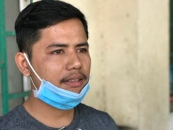 លោក ​ធន់ ធានិត្យ ​អាយុ​២៤​ឆ្នាំ​ កូនប្រុស​របស់​លោក​ ស៊ុន ធន់ ​អតីត​មន្ត្រី​ក្រុមប្រឹក្សាគណបក្ស​សង្គ្រោះ​ជាតិខេត្តកំពង់​ធំ​ និយាយជាមួយ​វីអូអេ​ នៅមុខសាលាដំបូង​រាជធានី​ភ្នំពេញ​ ថ្ងៃទី​១៩​ ខែ​មិថុនា​ ឆ្នាំ​២០២០​។ (ហ៊ុល រស្មី/វីអូអេ)​