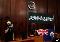 衝入香港立法會的抗議者。