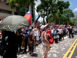 國民黨週五(7月17日)在立法院外動員支持者反對立法院針對監委人事案表決 (美國之音/黃麗玲)