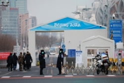 北京國家體育館外冬奧會入口處為“氣泡式”環閉管理設立的路卡。（2022年1月19日）