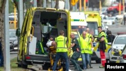 Une personne blessée est chargée dans une ambulance à la suite d'une fusillade à la mosquée Al Noor à Christchurch, en Nouvelle-Zélande.
