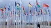 Des drapeaux de différents pays sont installés près des bâtiments où a lieu la COP22 à Marrakech, Maroc, le 6 novembre 2016.