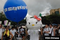 香港網民團體以卡通人物Hello Kitty，諷刺新任香港特首梁振英隱瞞家中違建