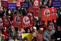 Supporters of Pakistan Awami Tehreek take part in a demonstration to condemn the brutal killing of Zainab Ansari in Lahore, Jan. 13, 2018.
