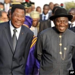 Le président béninois Thomas Yayi Boni et son homologue nigérian, Goodluck Jonathan, au sommet d’Abuja du mois dernier sur la Côte d’Ivoire