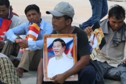 រូបឯកសារ៖ ប្រជា​ពលរដ្ឋ​មាន​ជម្លោះ​ដីធ្លី​នៅ​ខេត្ត​ក្រចេះ តវ៉ា​នៅ​រាជធានី​ភ្នំពេញ កាល​ពី​ខែមេសា ដោយ​ស្នើ​សុំ​ការអន្តរាគមន៍​ពី​លោក​នាយក​រដ្ឋមន្រ្តី ហ៊ុន សែន។ (ស៊ុន ណារិន/VOA)