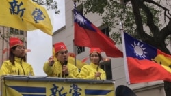 台灣新黨青年委員會主席王炳忠在宣傳車上講話。