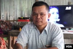 លោក អ៊ុំ​ សំអឿន អាយុ​៤៨​ឆ្នាំ ជា​អតីត​ជំទប់​ទី​២នៃ​ឃុំ​ក្រពុំ​ឈូក​ ​ក្នុង​ស្រុក​កោះ​អណ្តែត​ សម្រេច​ចិត្ត​មិន​ចុះ​ចូល​ជាមួយ​គណបក្ស​ប្រជាជន​កម្ពុជា ដោយ​លោក​មិន​អាច​ក្បត់​ឆន្ទៈ​រាស្រ្ត​ដែល​បោះឆ្នោត​ឲ្យ​រូប​លោក​នោះ​ទេ។ (ស៊ុន ណារិន/VOA)