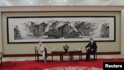 國副國務卿謝爾曼2021年7月26日在天津與中國國務委員兼外交部長王毅舉行會面。（路透社）