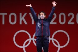 東京奧運會領獎台上台灣女子59公斤舉重選手郭婞淳獲金牌。 （2021年7月27日）