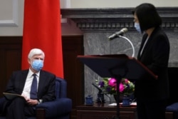 台灣總統蔡英文在台北與美國前聯邦參議員多德舉行會談時發表講話。（2021年4月15日）