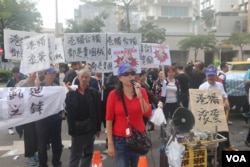 中華統一促進黨和愛國同心會數百人在台北101國際會議中心外抗議（美國之音楊明拍攝）