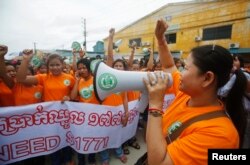 ក្រុម​កម្មករ​រោង​ចក្រ​កាត់​ដេរ​សម្លៀក​បំពាក់​ស្រែក​ពាក្យស​ស្លោក​ក​និង​កាន់​បដា​នៅ​ក្នុងការ​ចាប់​ផ្តើម​ដំបូងនៃ​យុទ្ធនាការ​ដំឡើងប្រាក់​ឈ្នួល​ដល់​ក្រុម​កម្មករ​ឲ្យបាន​ដល់​១៧៧​ដុល្លារ​ក្នុង​មួយ​ខែ កាល​ពី​ថ្ងៃពុធ ទី​១៧ ខែ​កញ្ញា ឆ្នាំ​២០១៤។​ (Reuters)