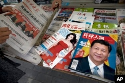 2017年10月21日，北京報攤上的報紙刊物，其中《環球人物》雜誌的封面上有習近平 照片和《習近平 中國強起來》的標題，還有報道中共十九大修改黨章消息的北京晚 報，也有以影視明星范冰冰為封面的《知音》雜誌。但沒有中共黨報人民日報和黨 刊《求是》，因為不好賣