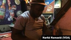 Le propriétaire du restaurant Chez Jean, à Abidjan, le 22 octobre 2017. (VOA/Narité Namasté)