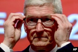 ARCHIVES - Le PDG d'Apple, Tim Cook, assiste à un événement à Pékin, en Chine, samedi 23 mars 2019.