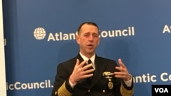 美國海軍作戰部長約翰·理查森上將2019年2月6日在華盛頓大西洋理事會發表演說。(美國之音鐘辰芳拍攝)