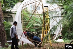 ក្រុម​សិល្បករ​របស់​អង្គការ​ហ្វារ​ពន្លឺ​សិល្បៈ​កំពុង​រៀបចំ​បង្ហាញ​ស្នាដៃ​សិល្បៈក្នុង​ឱកាស​ខួប​ទី​២៥​ឆ្នាំ​របស់​អង្គការ​នេះ ​នៅ​វិទ្យាស្ថាន​ភាសា​បារាំង ក្នុង​រាជធានី​ភ្នំពេញ ​កាល​ពី​ថ្ងៃ​ទី​៤​ខែ​មេសា ឆ្នាំ​២០១៩។ (ផន បុប្ផា/VOA Khmer)