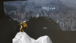 第一版的“民主女神像”由製作團隊帶上香港精神標桿獅子山。圖中藝術品寓意登頂一刻。 （主辦方提供圖片）