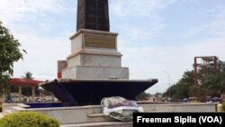 Dépôt de gerbe de fleurs au monument des Martyrs à Bangui avec Antonio Guterres, Centrafrique, le 26 octobre 2017. (VOA/Freeman Sipila)