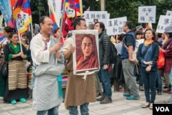 在台灣鬧市區集結的抗議者。 （美國之音記者方正拍攝）
