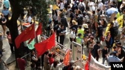 親北京團體和遊行隊伍隔空對陣