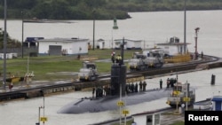 美國海軍“哥倫布號”潛水艇(SSN-762)駛過巴拿馬運河的米拉弗洛雷斯(Miraflores)船閘。 (2015年7月10日)
