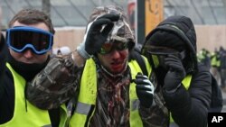 Demonstranti prekriveni krvlju posle nasilnih protesta u Parizu, 8. decembar 2018.