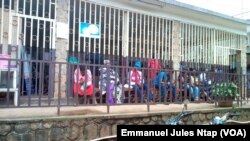 Quelques patients camerounais attendent la prise de leurs paramètres médicaux à l’hôpital d'Etoug Ebe à Yaoundé, le 23 octobre 2017. (VOA/Emmanuel Jules Ntap)