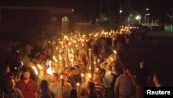 白人民族主義者手持火把在維吉尼亞大學校園遊行（2017年8月11日）