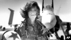En esta imagen provista por la Armada de EEUU. se ve a la teniente Tammie Jo Shults, una de las primeras mujeres en volar aviones de combate en 1993.