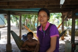 អ្នកស្រី ផល ផានី អាយុ ២៥ឆ្នាំ និងប្តី គឺ លោក​ ពៅ សិទ្ធិ​ អាយុ​ ៣០​ឆ្នាំ​ ជា​អ្នកនេសាទ​ នៅ​ភូមិ​ព្រែកត្រប់​ ឃុំព្រែក​នរិន្ទ​ ស្រុកឯក​ភ្នំ​ ខេត្ត​បាត់ដំបង។ ថត នៅ​ថ្ងៃទី២៦ ខែ​កញ្ញា​ ឆ្នាំ​២០២១។ (ខាន់ សុគុំមនោ/វីអូអេ)